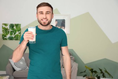 Lezzetli süt evde olan genç adam