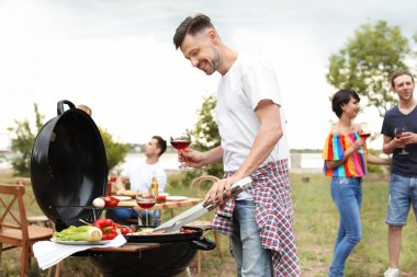 Gençler açık havada barbekü ile modern mangal partisi