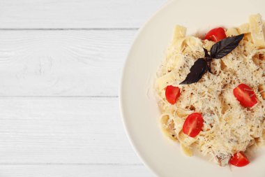 Lezzetli makarna domates ve peynirle ahşap tablo, üstten görünüm