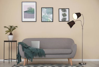 Şık ışık odası iç rahat gri kanepe ile