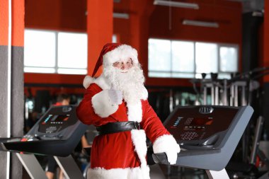 Otantik Noel Baba modern spor salonunda treadmill eğitim