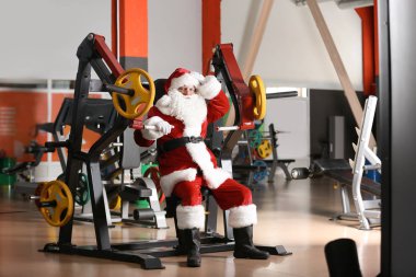Otantik Noel Baba modern spor salonunda egzersiz sonra dinlenme