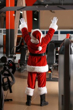 Otantik Noel Baba modern spor salonunda eğitim