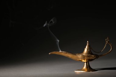 Aladdin lambayı koyu arka plan karşı masada arzuların