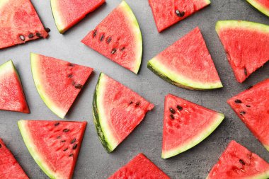 Karpuz dilimleri gri arka plan üzerinde ile düz yatıyordu kompozisyon