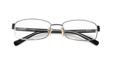 Beyaz zemin üzerine düzeltici lensler ile gözlük. Görme sorunu