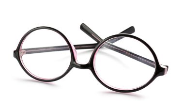 Beyaz zemin üzerine düzeltici lensler ile gözlük. Görme sorunu