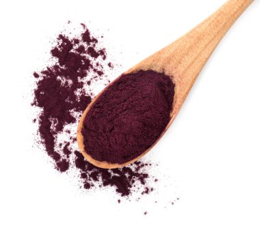 Tahta kaşıkla acai toz beyaz arka planda, üstten görünüm