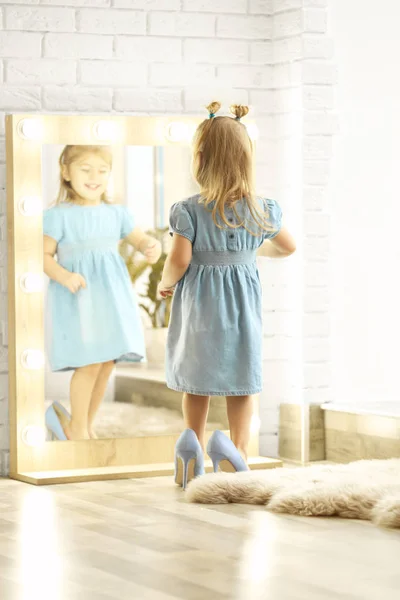 Милая Маленькая Девочка Туфлях Высоких Каблуках Дома — стоковое фото