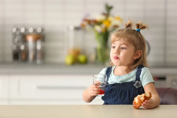 Süßes Kleines Mädchen Trinkt Saft Mit Brötchen Der Küche — Stockfoto