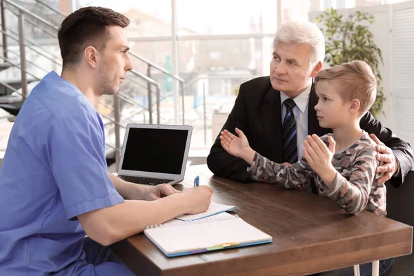 Senior Man Met Zijn Kleinzoon Afspraak Kind Psycholoog Kantoor — Stockfoto