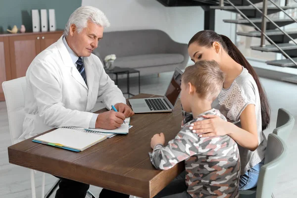 Junge Frau Mit Sohn Hat Termin Beim Kinderpsychologen — Stockfoto