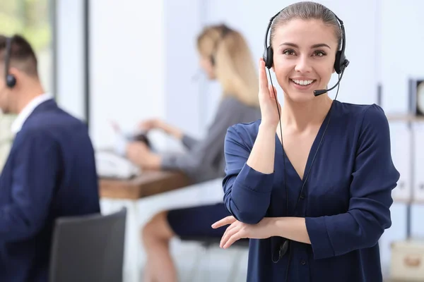 Jovem Recepcionista Com Fone Ouvido Escritório — Fotografia de Stock