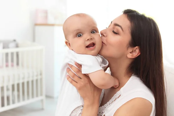 Junge Mutter Mit Ihrem Süßen Baby Mädchen Hause — Stockfoto