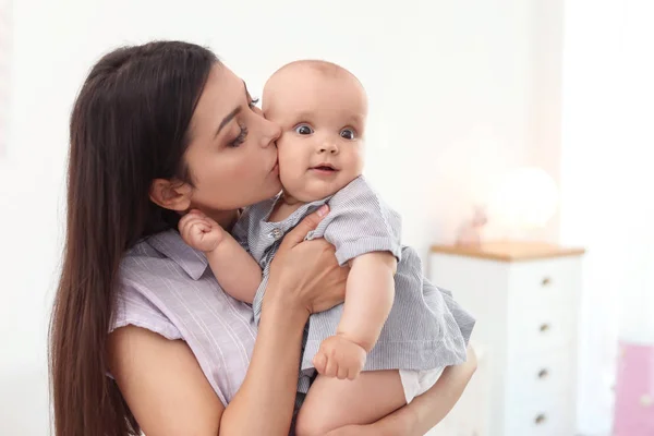 Jovem Mãe Com Seu Bebê Bonito Menina Casa — Fotografia de Stock