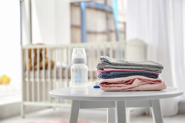 Stapel Stijlvolle Kind Kleren Tafel Binnenshuis — Stockfoto