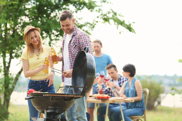 Giovani Che Fanno Barbecue Con Barbecue Moderno All Aperto — Foto Stock