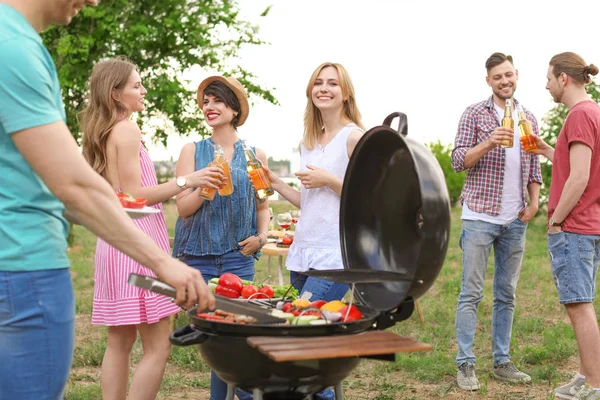 Unge Mennesker Griller Med Moderne Grill Utendørs – stockfoto