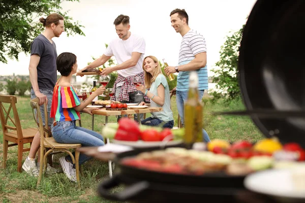 Fiatalok Akiknek Barbecue Kültéri Asztal — Stock Fotó