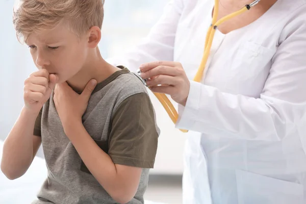 Doktor Küçük Çocuk Kliniğinde Öksürük Incelenmesi — Stok fotoğraf