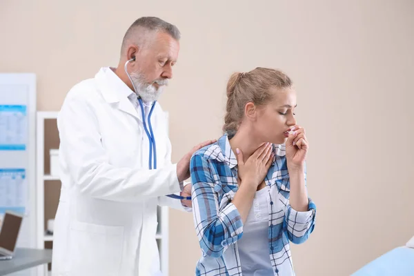 Doctor Examining Coughing Young Woman Clinic — Stock Photo, Image