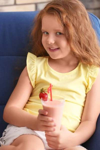 Niña Con Vaso Delicioso Batido Sillón Interior — Foto de Stock