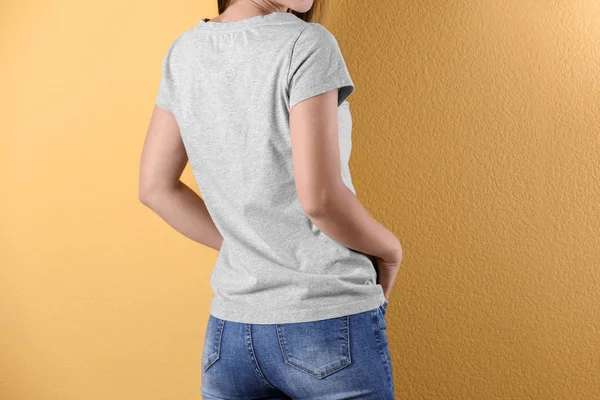 Jeune Femme Shirt Gris Sur Fond Couleur Maquette Pour Design — Photo
