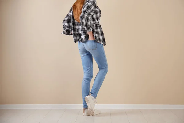 Mujer Joven Jeans Con Estilo Cerca Pared Luz —  Fotos de Stock