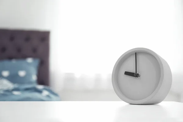 Analog Alarm Saat Tablo Yatak Odasında Günün Saati — Stok fotoğraf