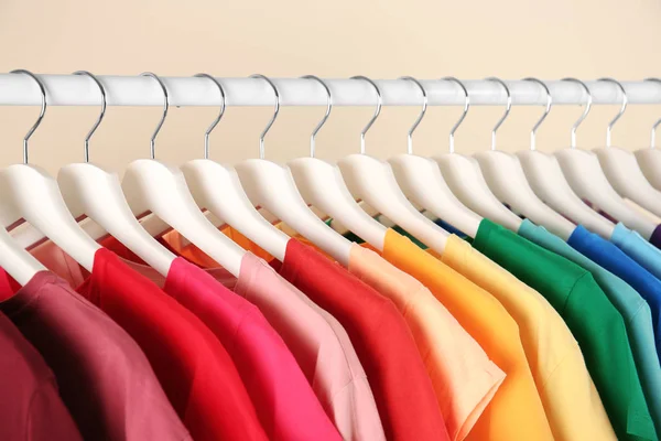 Muchas Camisetas Colgando Orden Colores Del Arco Iris Primer Plano —  Fotos de Stock