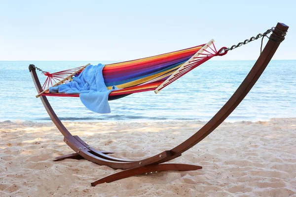 Ζωηρόχρωμη Αιώρα Κουβέρτα Στο Seaside Καλοκαιρινές Διακοπές — Φωτογραφία Αρχείου