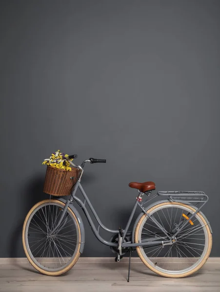 stock image Retro bicycle with wicker basket near color wall