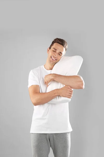 Joven Pijama Abrazando Almohada Sobre Fondo Gris —  Fotos de Stock