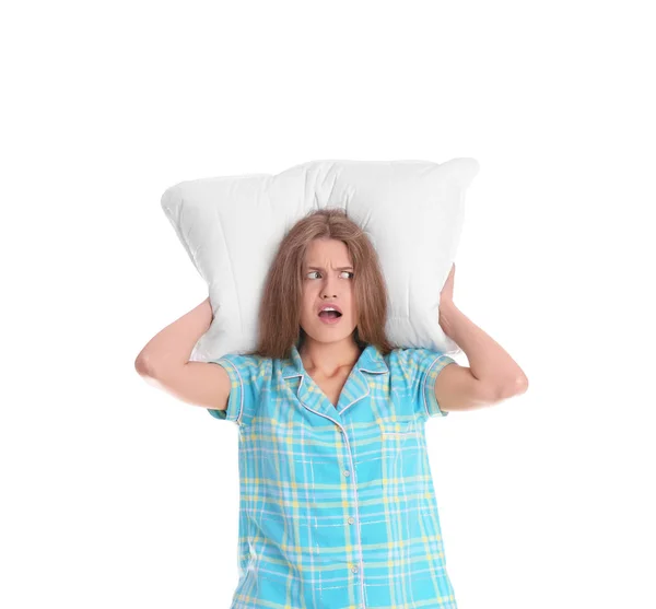 白い背景の上に枕とパジャマで若い女性 — ストック写真