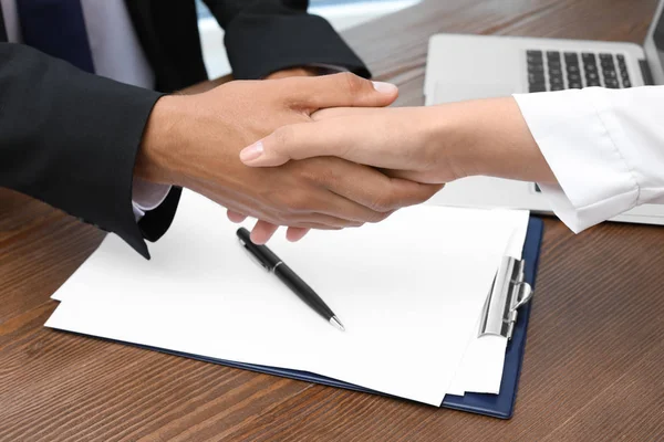 Mujer Estrechando Mano Con Agente Bienes Raíces Reunión Sobre Mesa — Foto de Stock