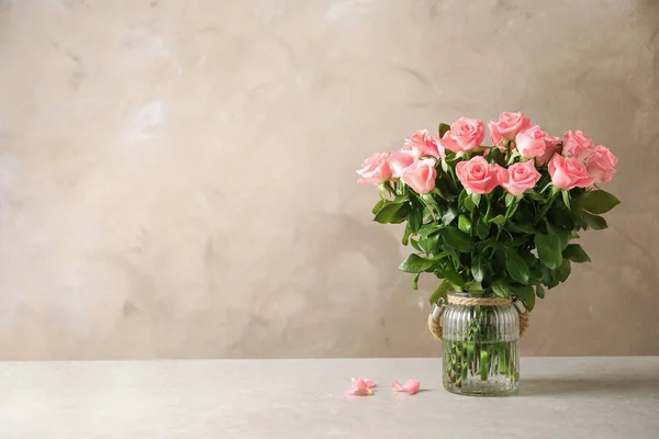 Vase Avec Belles Fleurs Roses Sur Table — Photo