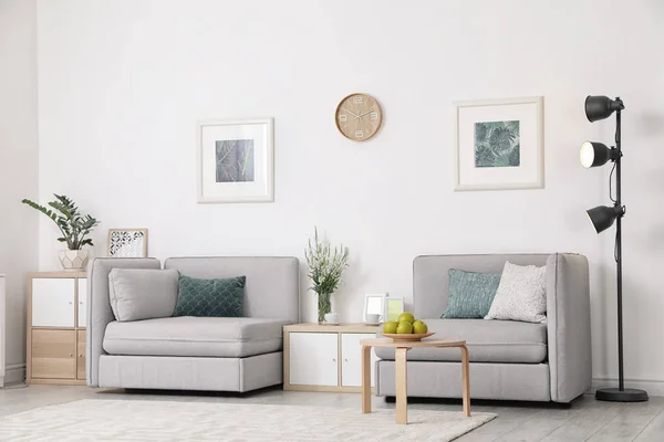 Interior Moderno Sala Estar Com Poltronas Confortáveis Perto Parede Branca — Fotografia de Stock