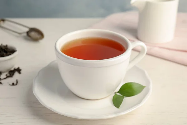 Csésze Aljjal Asztalon Finom Tea — Stock Fotó