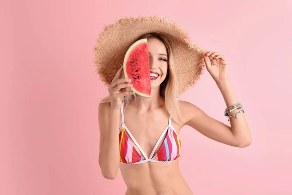 Hübsche Junge Frau Mit Saftigen Wassermelonen Auf Farbigem Hintergrund — Stockfoto