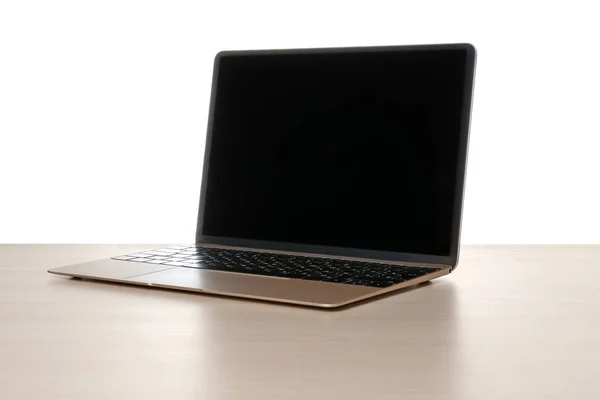 Moderne Laptop Met Leeg Scherm Tafel Tegen Witte Achtergrond — Stockfoto
