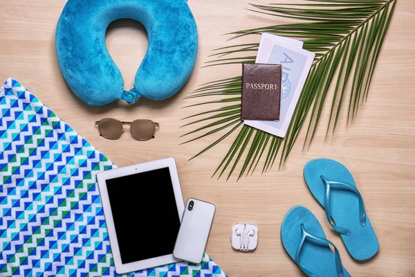 Composição Flat Lay Com Tablet Smartphone Objetos Praia Fundo Madeira — Fotografia de Stock