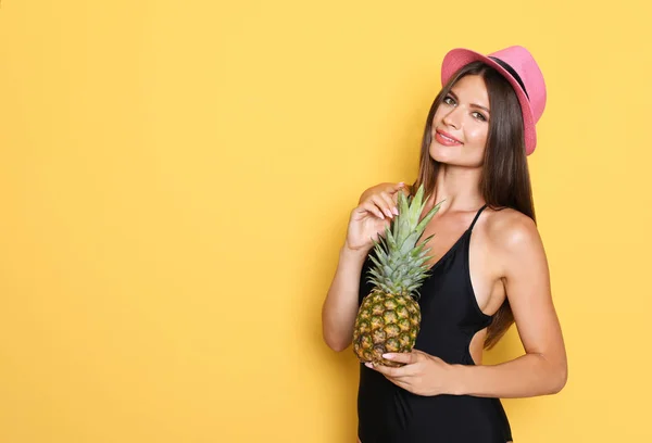 Sexy Young Woman Bikini Pineapple Color Background — Stock Photo, Image