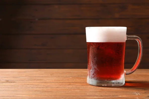 Taza Cristal Con Cerveza Roja Fría Mesa Madera — Foto de Stock