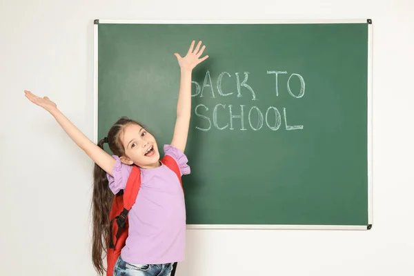 Niño Pequeño Cerca Pizarra Con Texto Volver Escuela — Foto de Stock