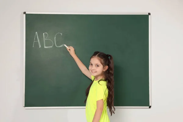 Criança Escola Escrevendo Com Giz Quadro Negro — Fotografia de Stock
