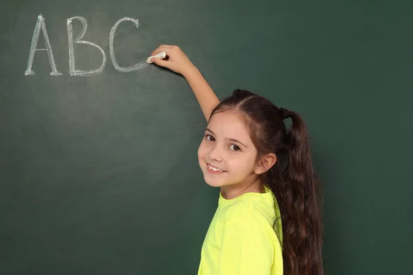 Kleines Schulkind Schreibt Mit Kreide Auf Tafel — Stockfoto