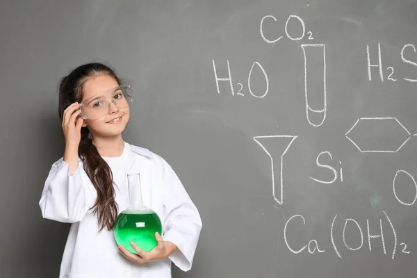 Kleines Schulkind Laboruniform Mit Fläschchen Mit Flüssigen Und Chemischen Formeln — Stockfoto