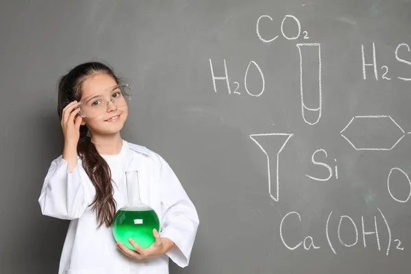 Petit Écolier Uniforme Laboratoire Avec Fiole Formules Liquides Chimiques Sur — Photo