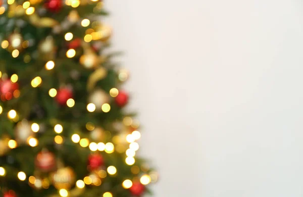 Vista Offuscata Dell Albero Natale Con Luci Fata Sfondo Bianco — Foto Stock