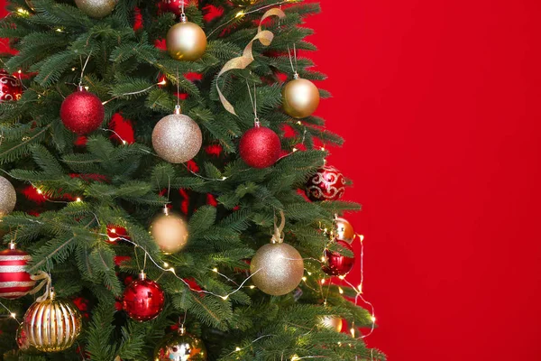 Bela Árvore Natal Com Luzes Fadas Decoração Festiva Fundo Vermelho — Fotografia de Stock